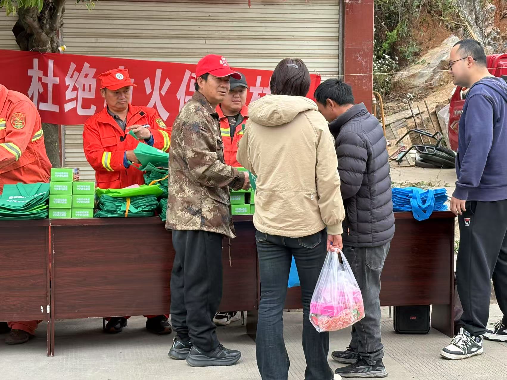 2025年3月31日塔甸鎮(zhèn)林業(yè)站、平安法治辦在集市開展移風(fēng)易俗森林防滅火宣傳 (5).jpg